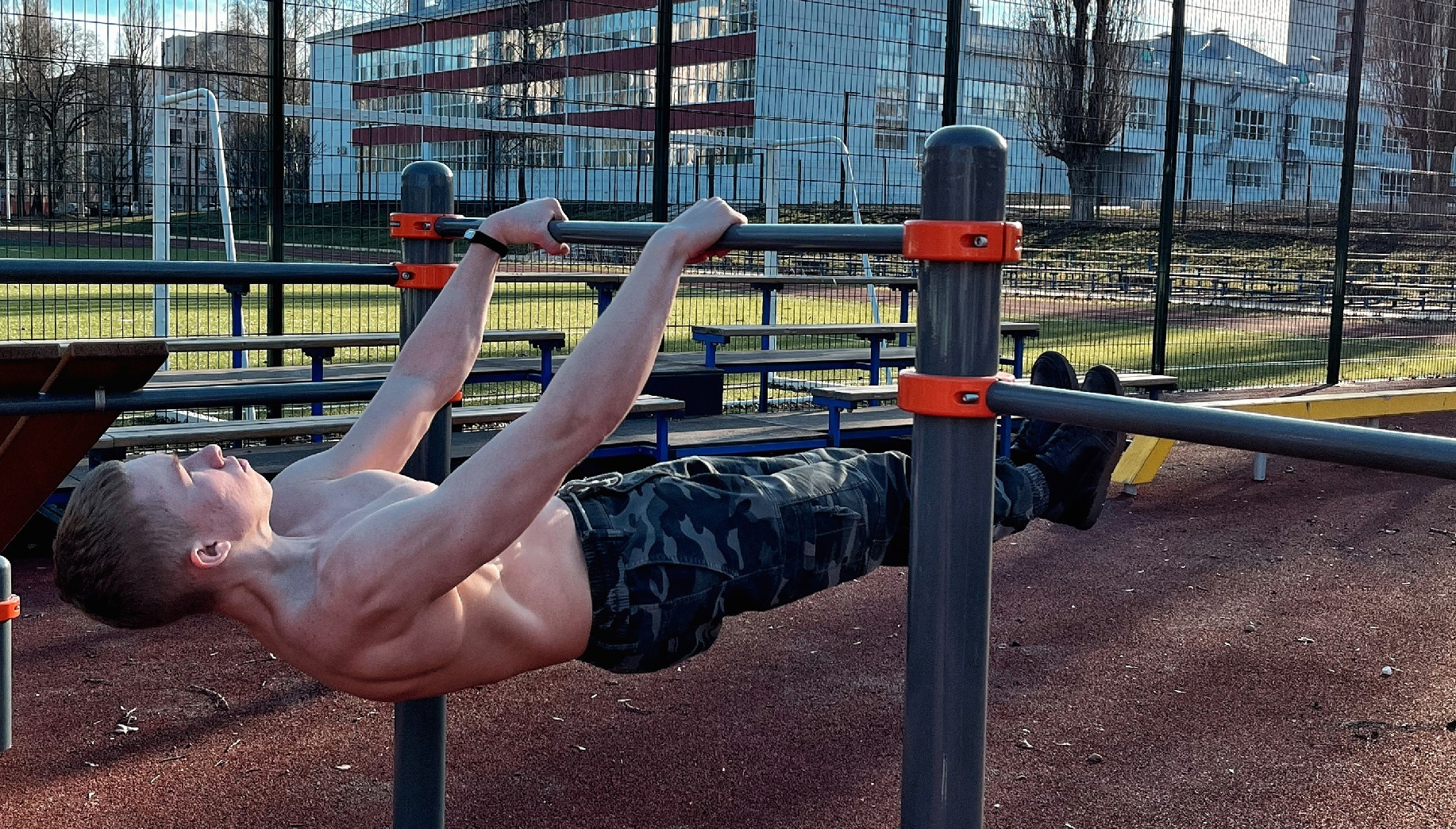 Горизонтальный вис на турнике